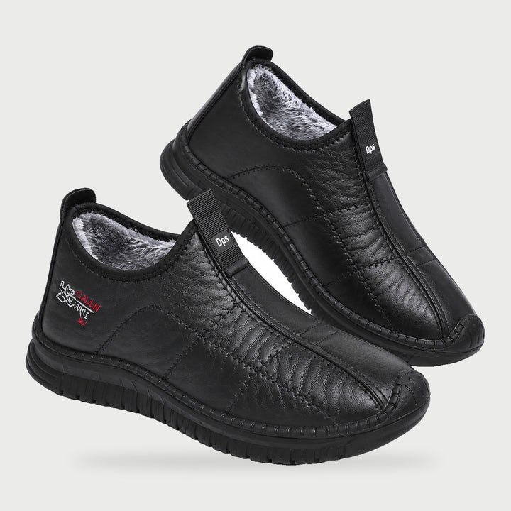 Slip on winter boots for men in Black with plush lining and pull tab