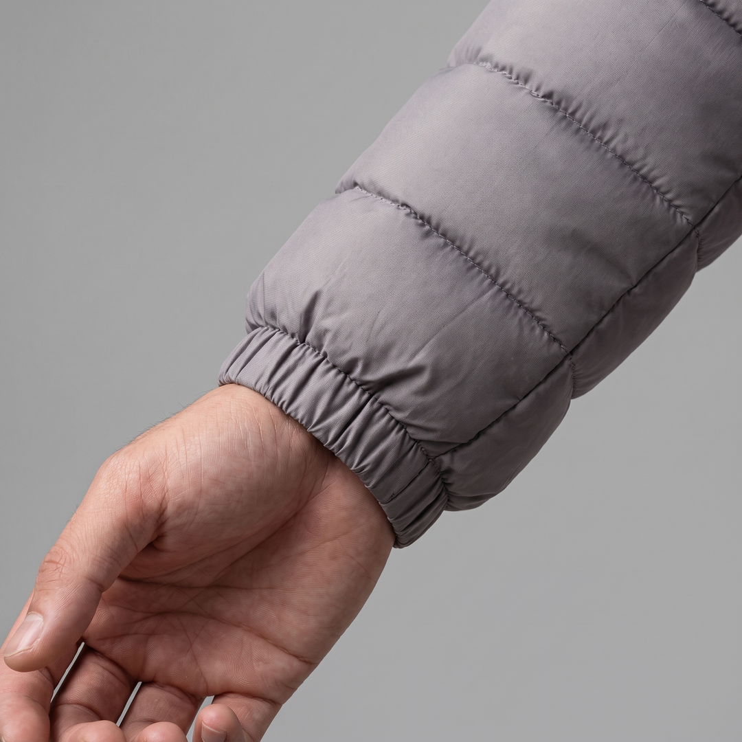 Elastic cuff of the men's puffer jacket at the wrist