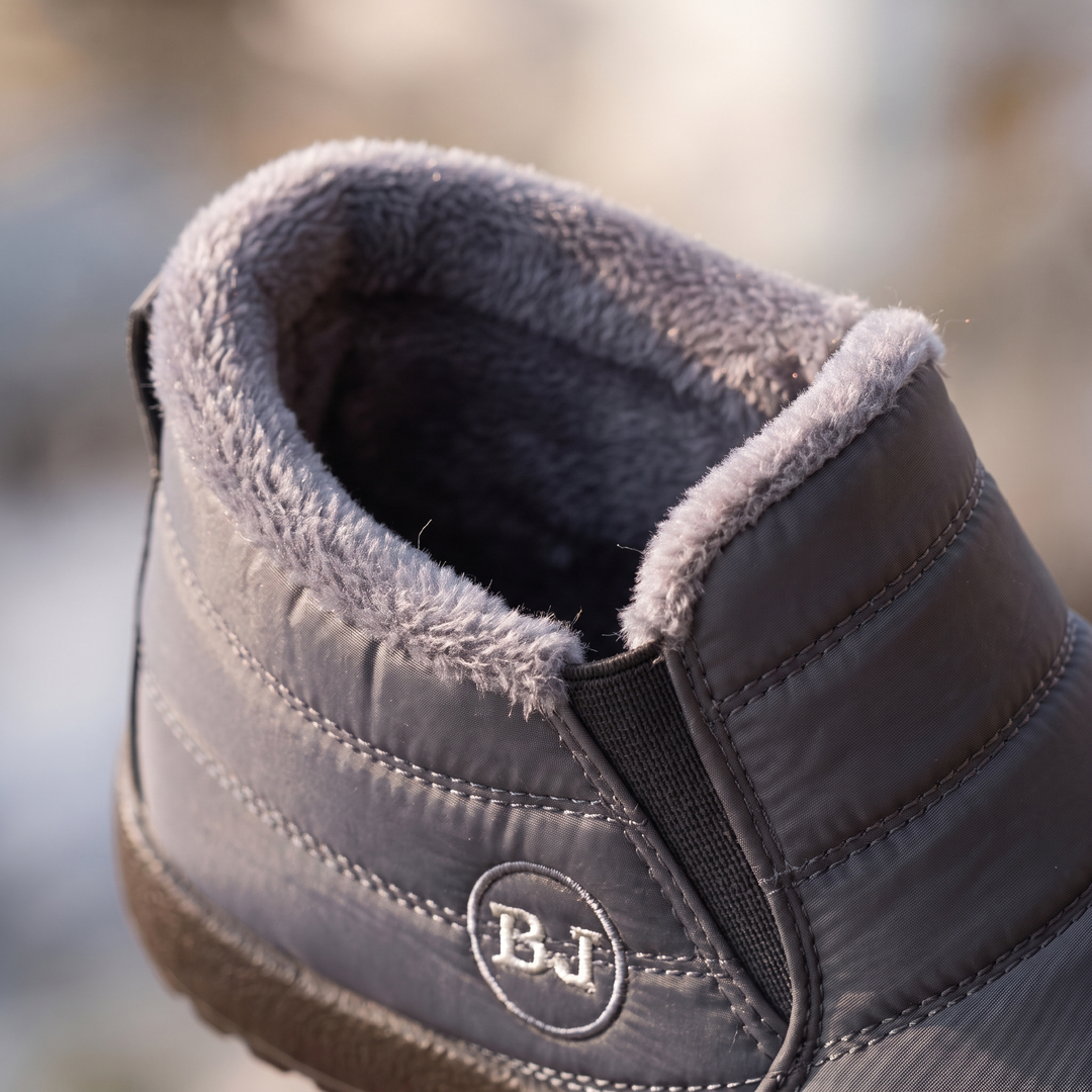 Close-up of the short pile lining rolled over the collar