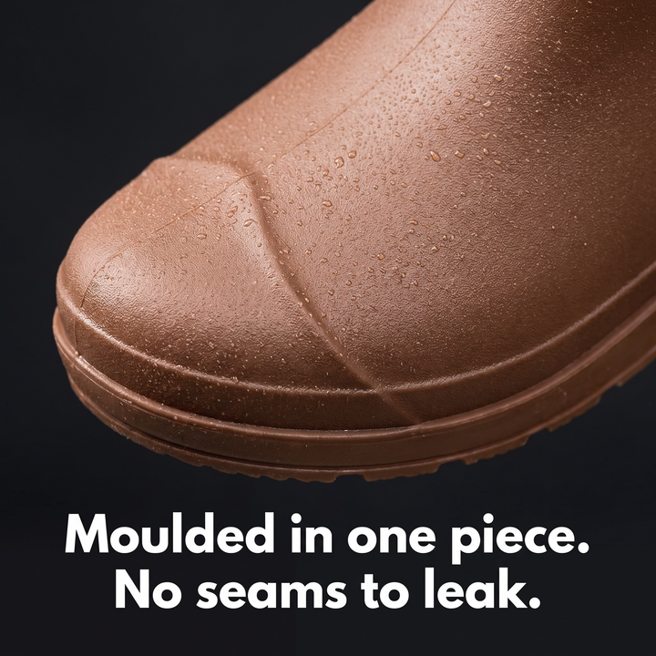 Close-up of the seamless molded toe of the women's wellies with water beading