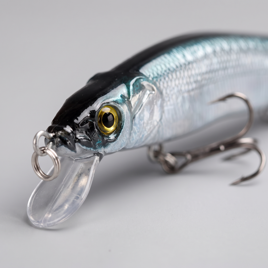 Close-up of the 3D eye, clear diving lip and split ring line tie